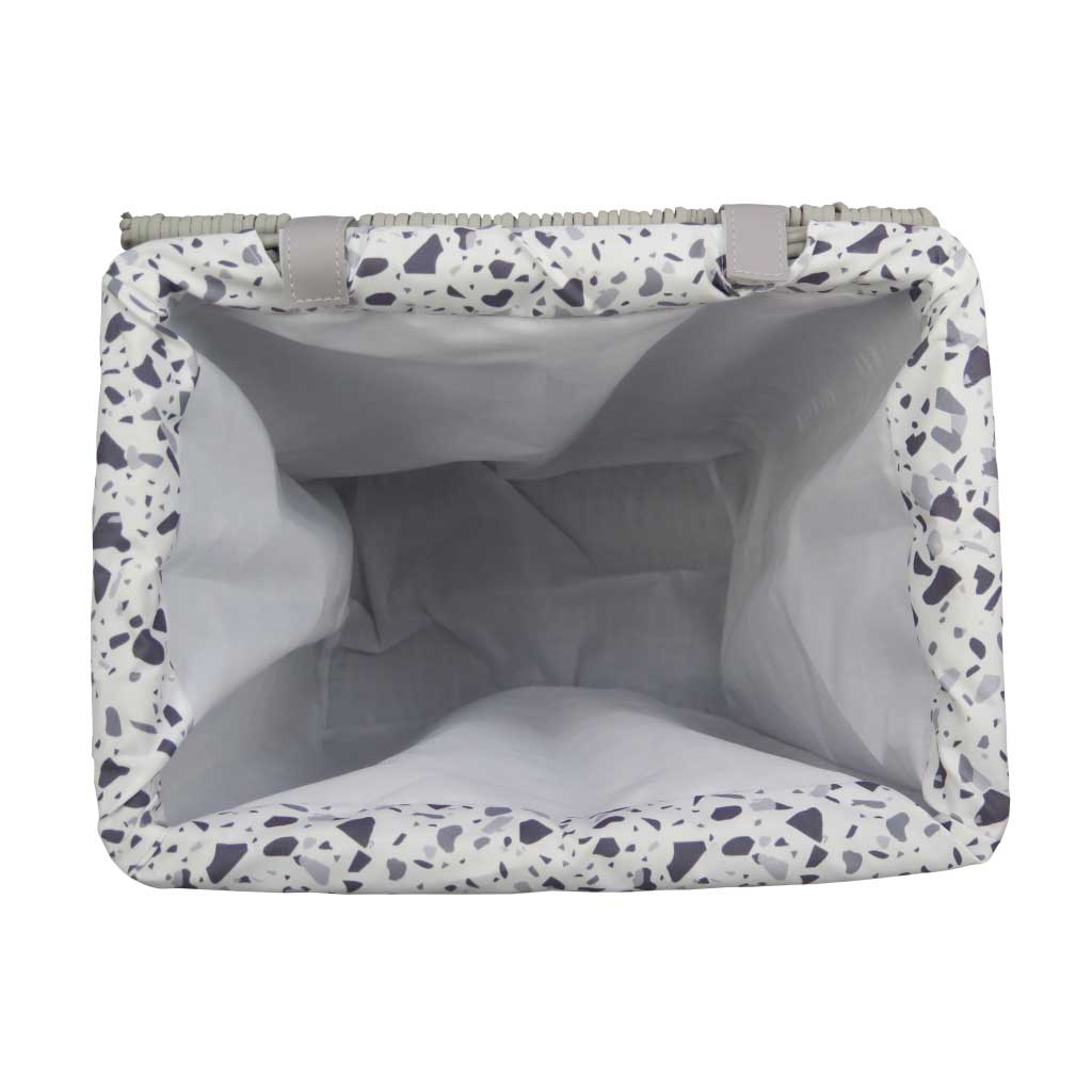 Cesta para ropa de mimbre con tapa y tela interior estampada con diseño de granito color gris
