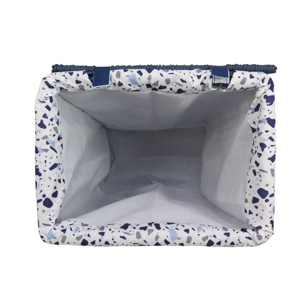 Cesta para ropa de mimbre con tapa y tela interior estampada con diseño de granito color azul