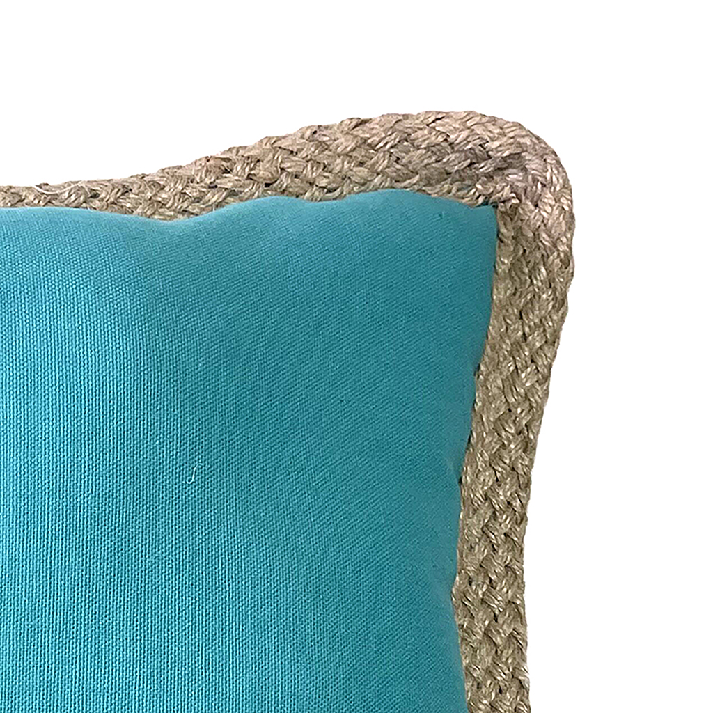 Cojín azul aqua con ribete trenzado de yute