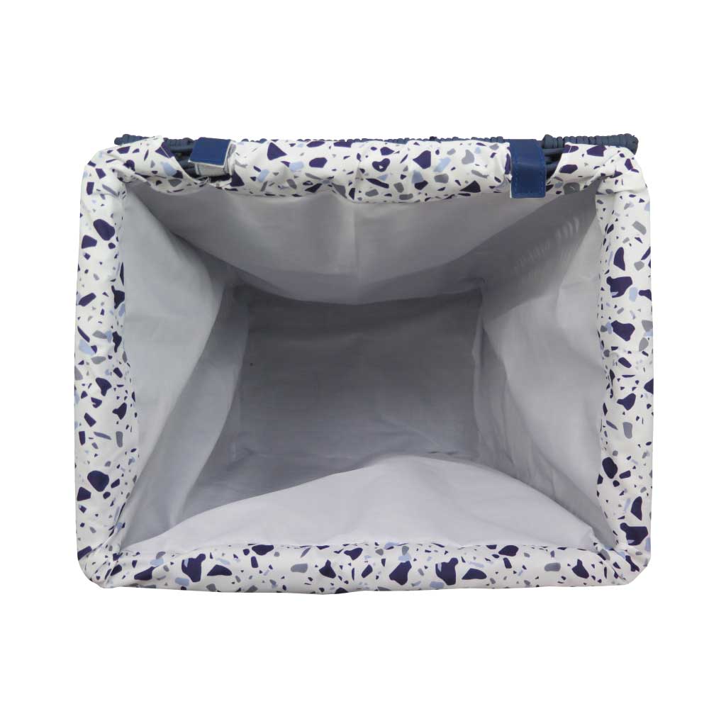 Cesta para ropa de mimbre con tapa y tela interior estampada con diseño de granito color azul
