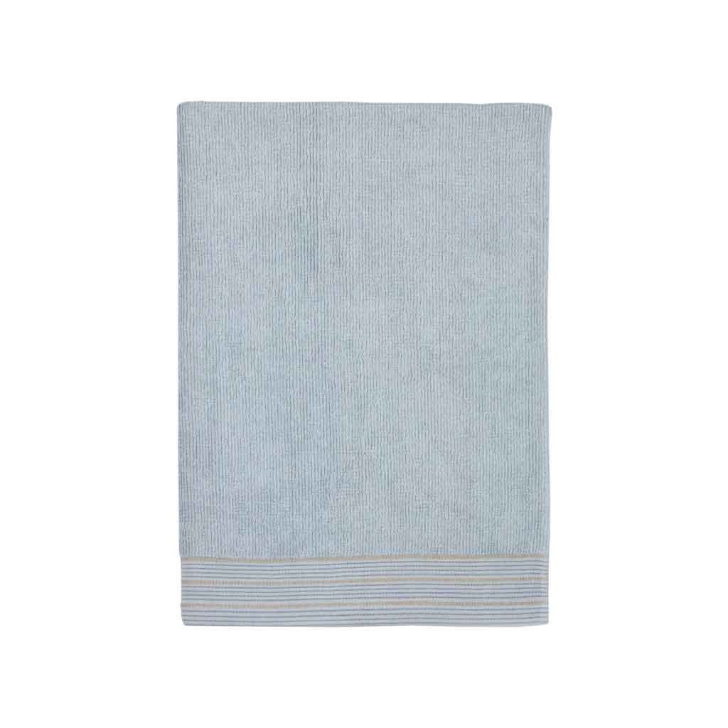Toalla de baño azul claro con detalles marrón