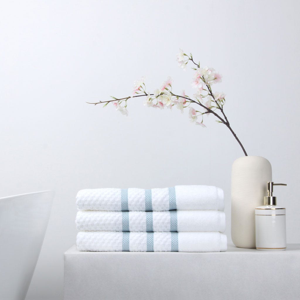 Toalla de baño con detalles azul