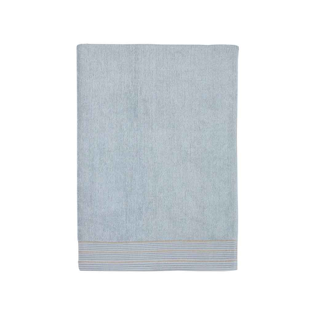 Toalla de baño azul claro con detalles marrón